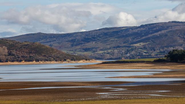 Imagen después - El pantano del Ebro se recupera: está medio lleno y con el doble de agua embalsada que el año pasado