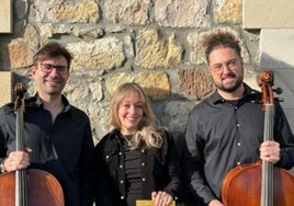 Javier González y Guillermo García, violonchelistas, e Inés Montaña, clavicémbalo.