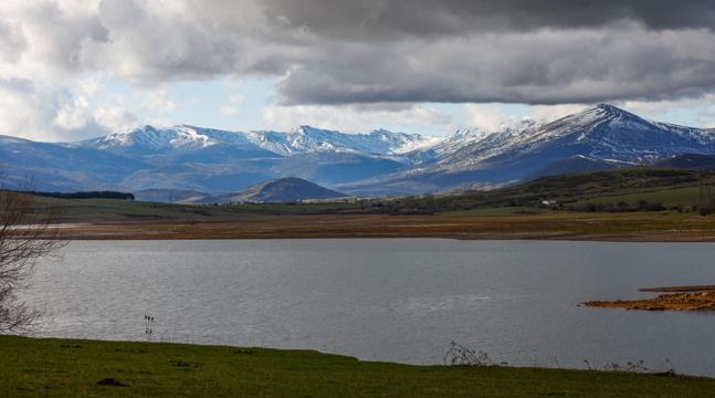 Imagen después - El pantano del Ebro se recupera: está medio lleno y con el doble de agua embalsada que el año pasado