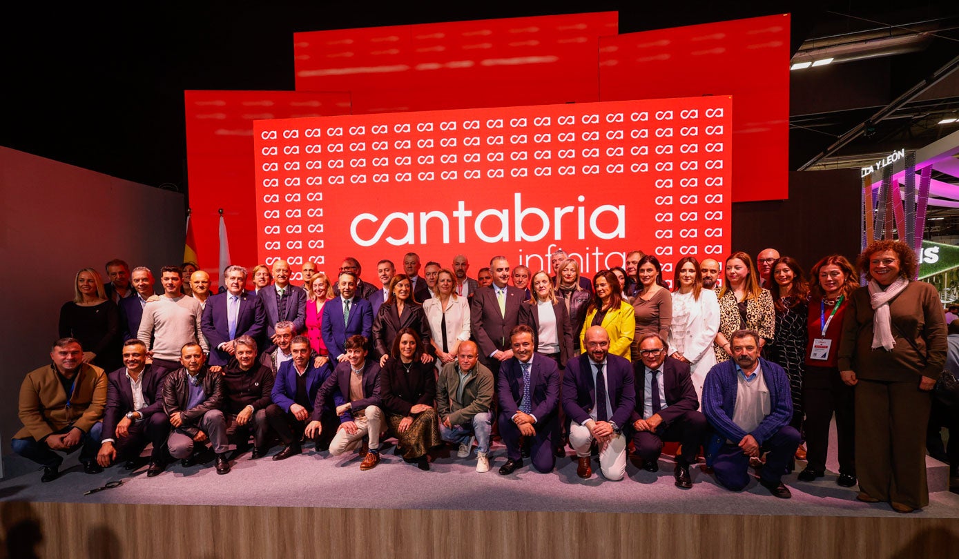 Foto de familia de responsables públicos de Cantabria en Fitur con la presidenta. Hay consejeros, altos cargos y numerosos alcaldes