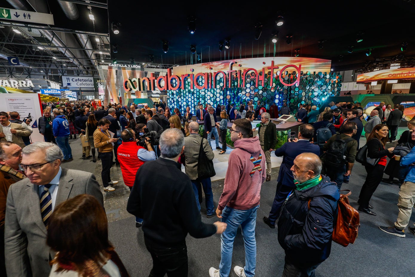 Vista general del espacio cántabro en Fitur, que no ha dejado de recibir visitas y medios de comunicación toda la mañana del viernes