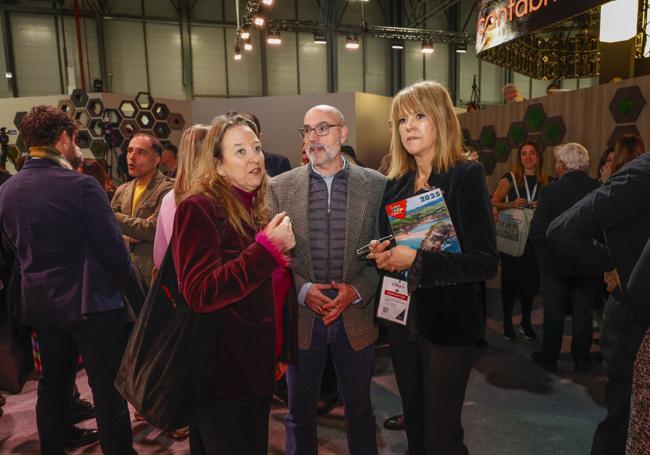 Leticia Díaz, Fernando Marco y Manuela Bolado, en estand de Cantabria.