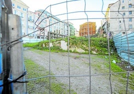 Un solar vacío en la zona del Cabildo de Arriba, en el centro de Santander.