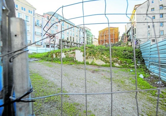 Un solar vacío en la zona del Cabildo de Arriba, en el centro de Santander.