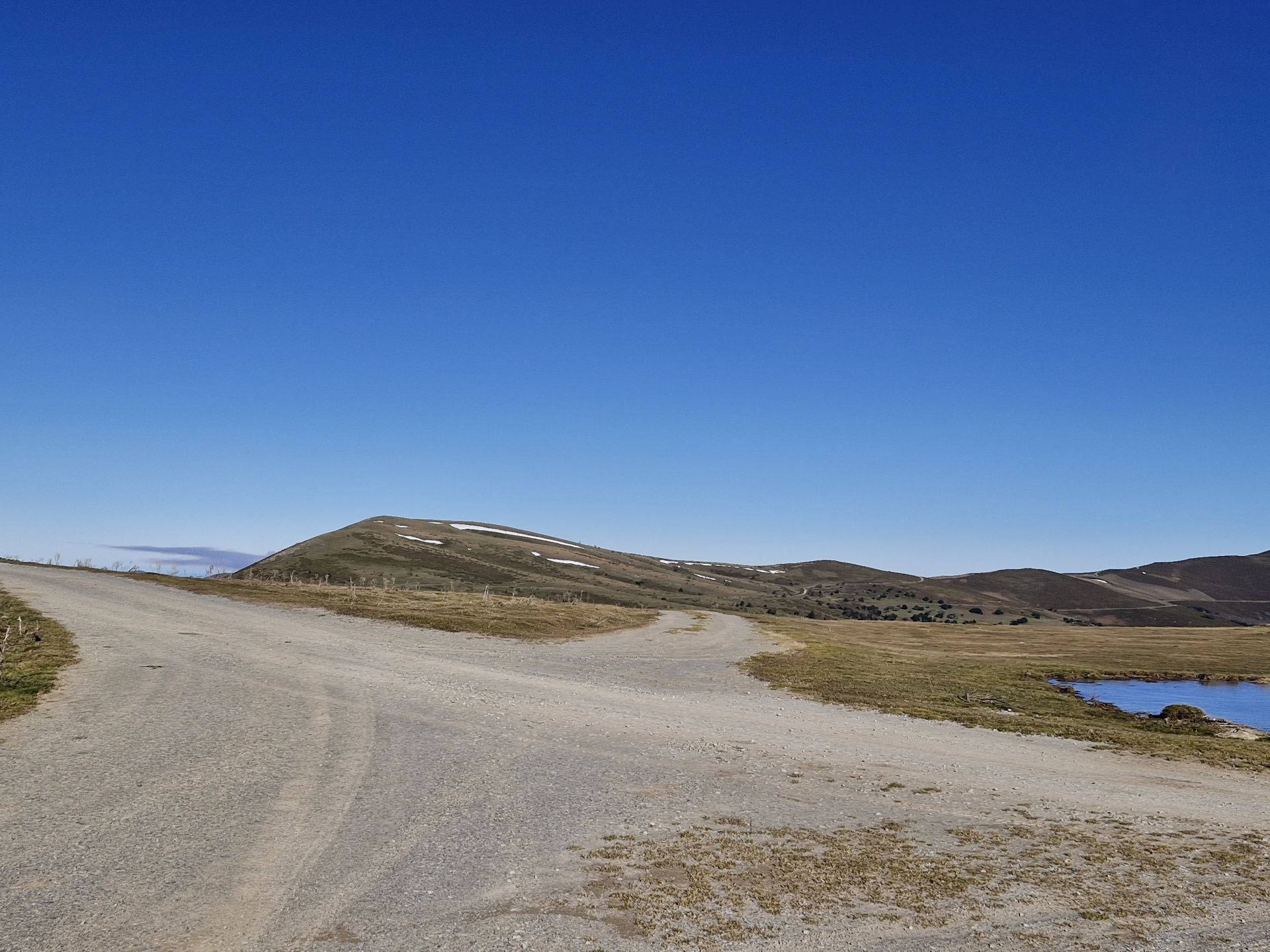 Otra bifurcación, en la que hay que seguir de frente, lleva al paisaje de la zona de Fuentes.