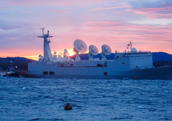 El buque de la Marina Francesa recala en el Puerto de Santander, este viernes.