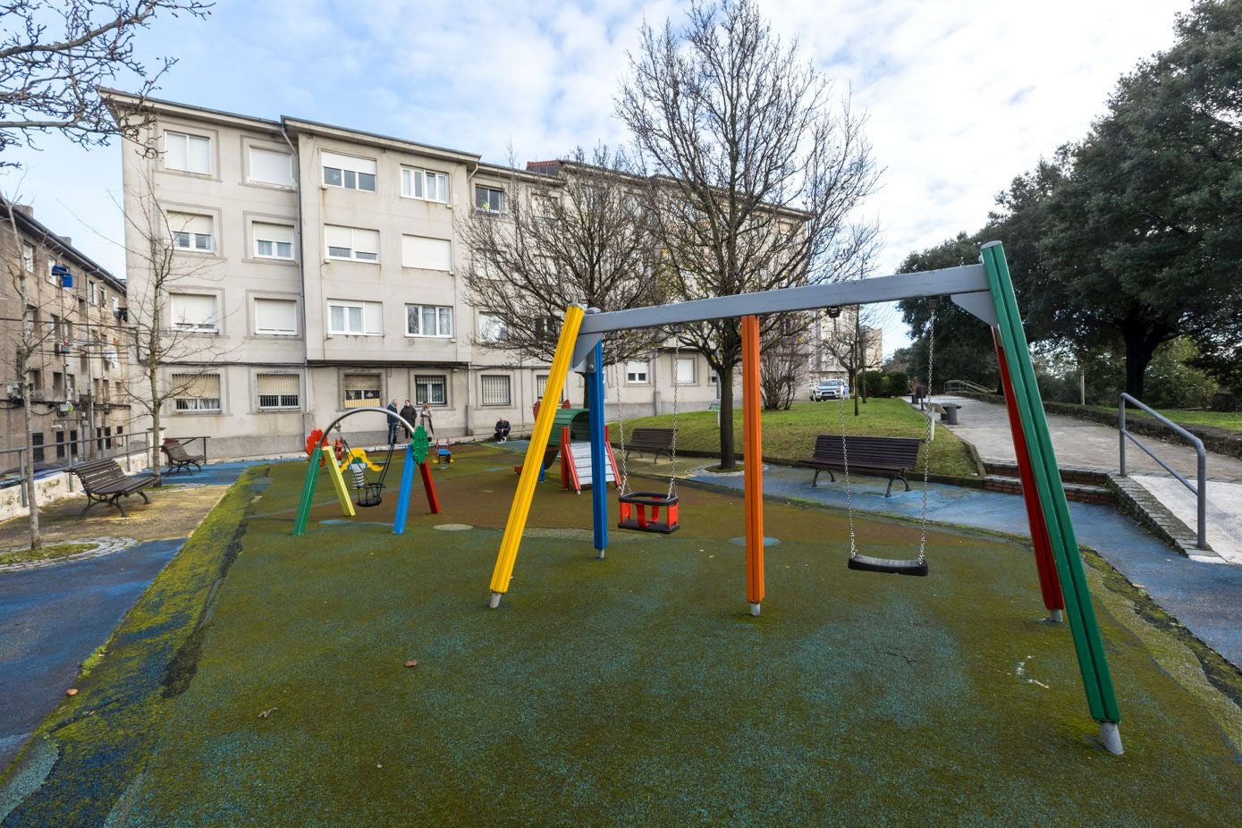 También se renovará el parque infantil, que está reparado con parches.