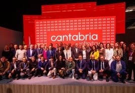 Foto de familia de la representación cántabra en Fitur.