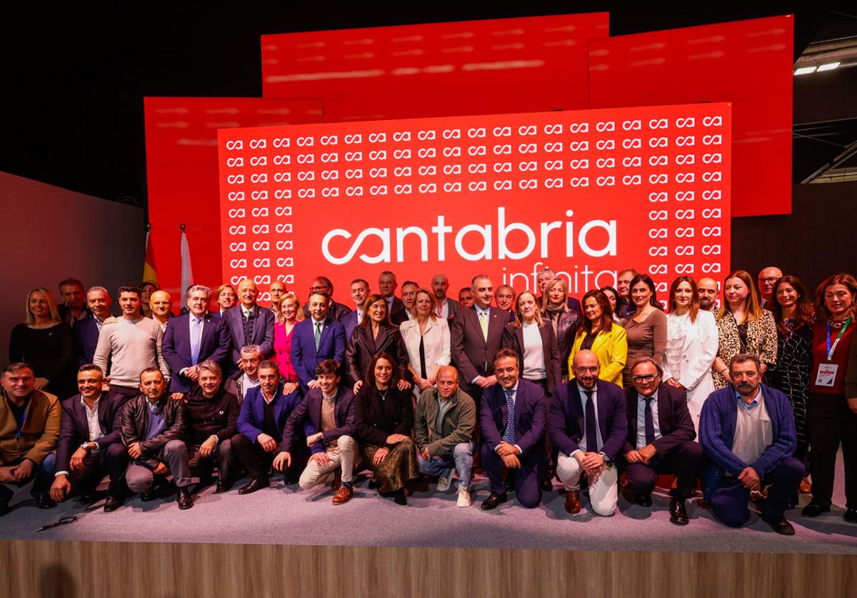 Foto de familia de la representación cántabra en Fitur.