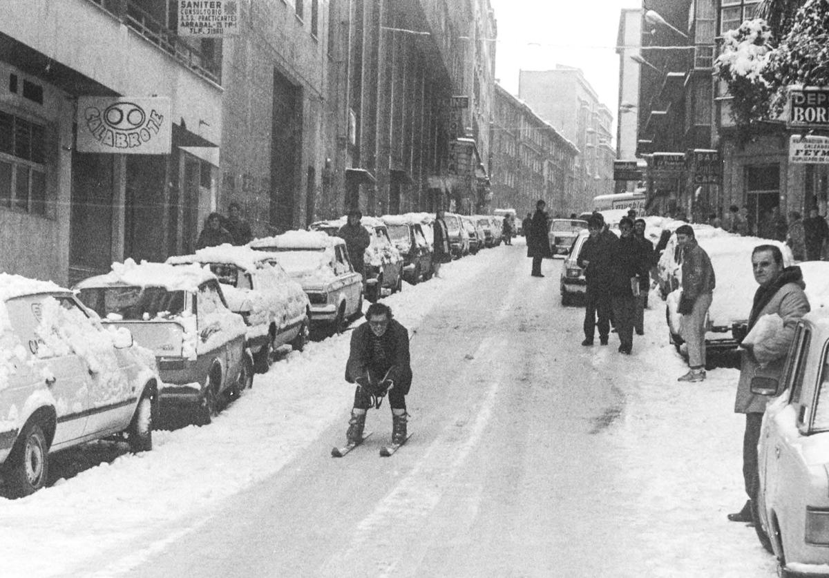 Esta es una de las imágenes más simbólicas de la nevada de Santander de 1985, en la que un esquiador baja por la calle Guevara.