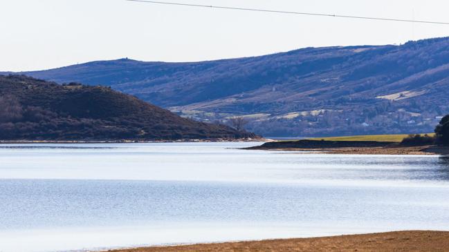 Imagen antes - El pantano del Ebro se recupera: está medio lleno y con el doble de agua embalsada que el año pasado