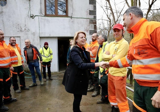 La consejera saluda a los agentes forestales en Arredondo.