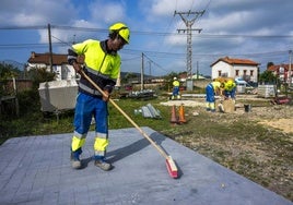 Alumnos de la Fundación Laboral de la Construcción de Cantabria realizan prácticas en las instalaciones de Revilla de Camargo.