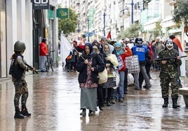 Un grupo de personas recrean «los crímenes que comete el ejército israelí» durante una manifestación en Santander.