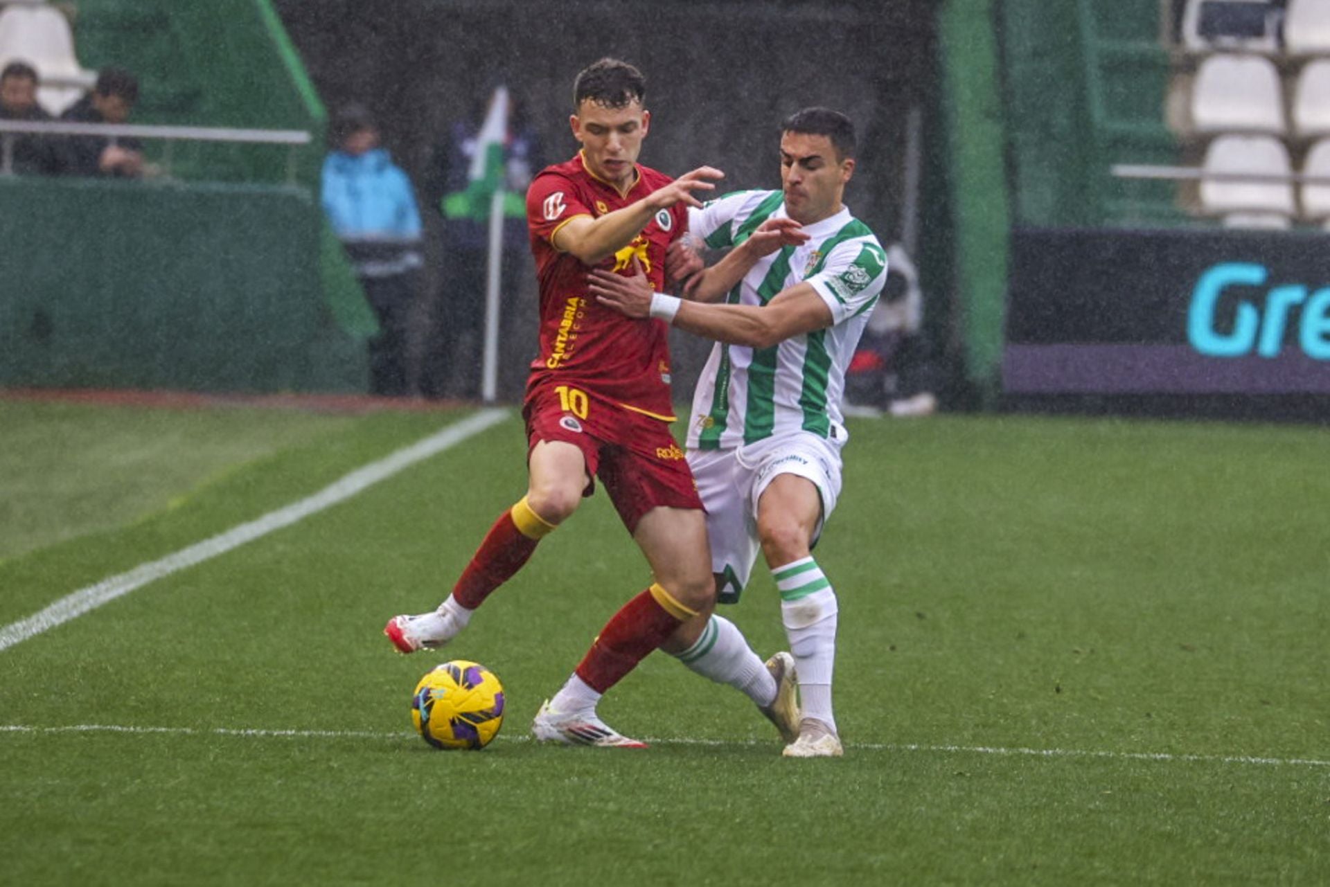 Íñigo Vicente protege el balón ante un jugador del Córdoba