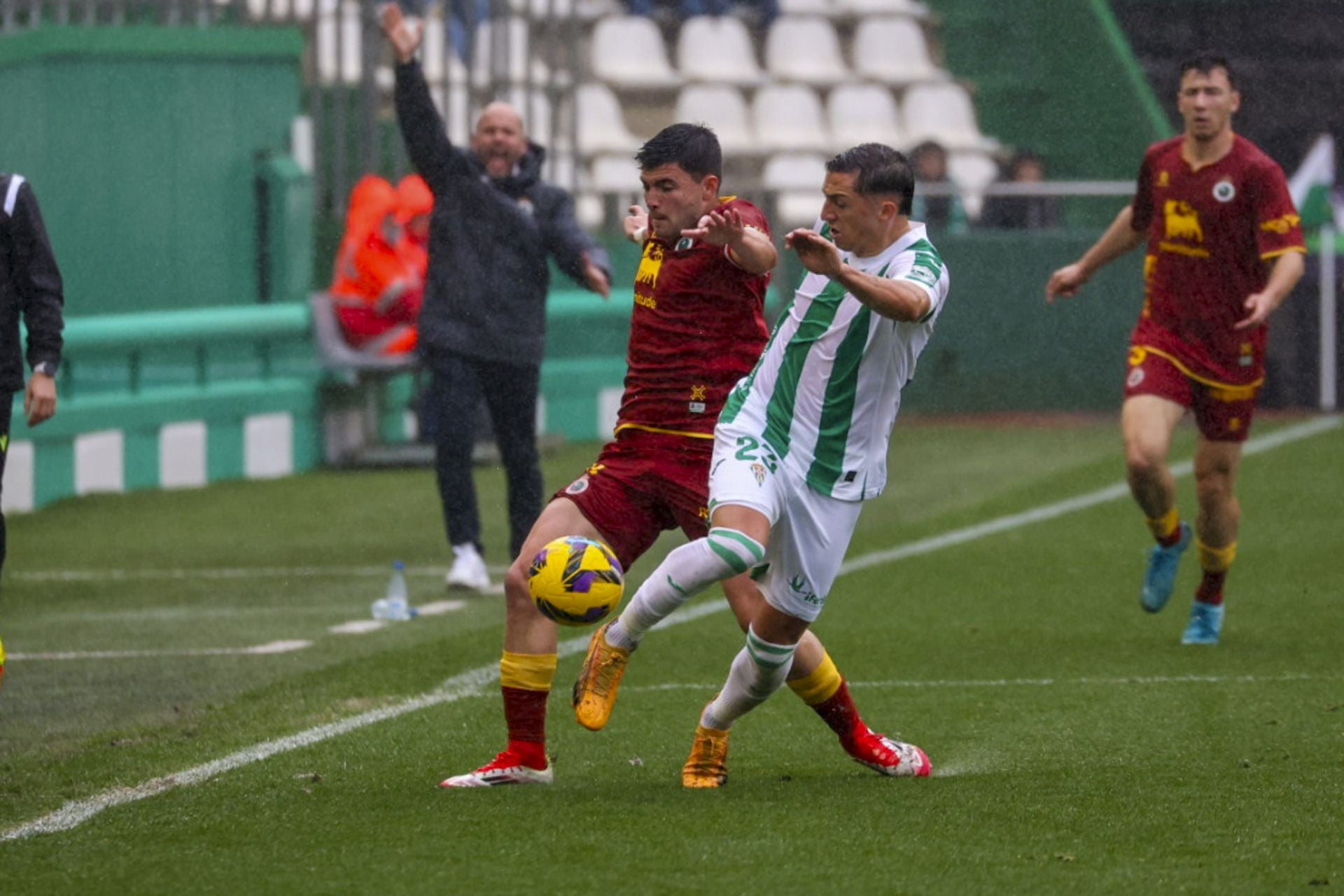 Aldasoro trata de robar el balón a un rival en el Arcángel 