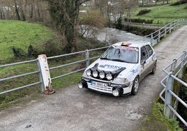 El Citroën Saxo de Aizpeolea, durante el Rally Comarca del Asón 2024.