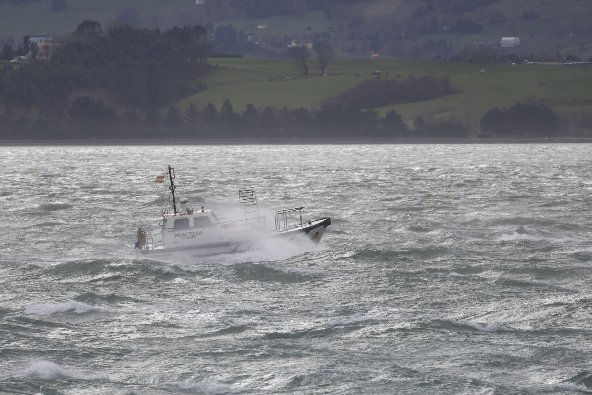 Un pequeño barco, a merced del mar encabritado por el viento Sur