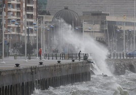 El mar azota con furia el monumento a Los Raqueros, este mediodía.