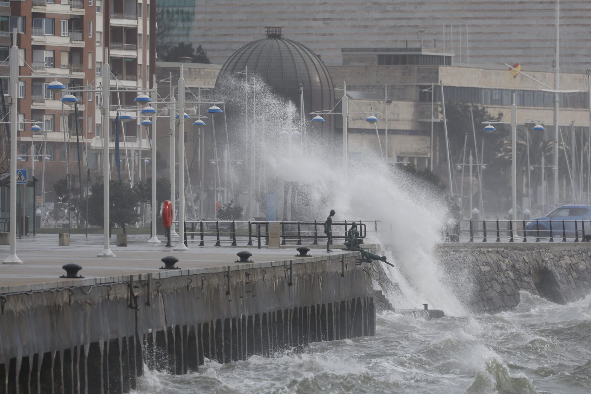 El mar, enfurecido a la altura del monumento a los rakeros