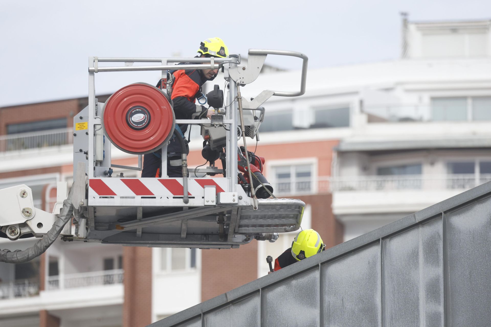 Bomberos trabajando en Santander en medio del temporal de viento