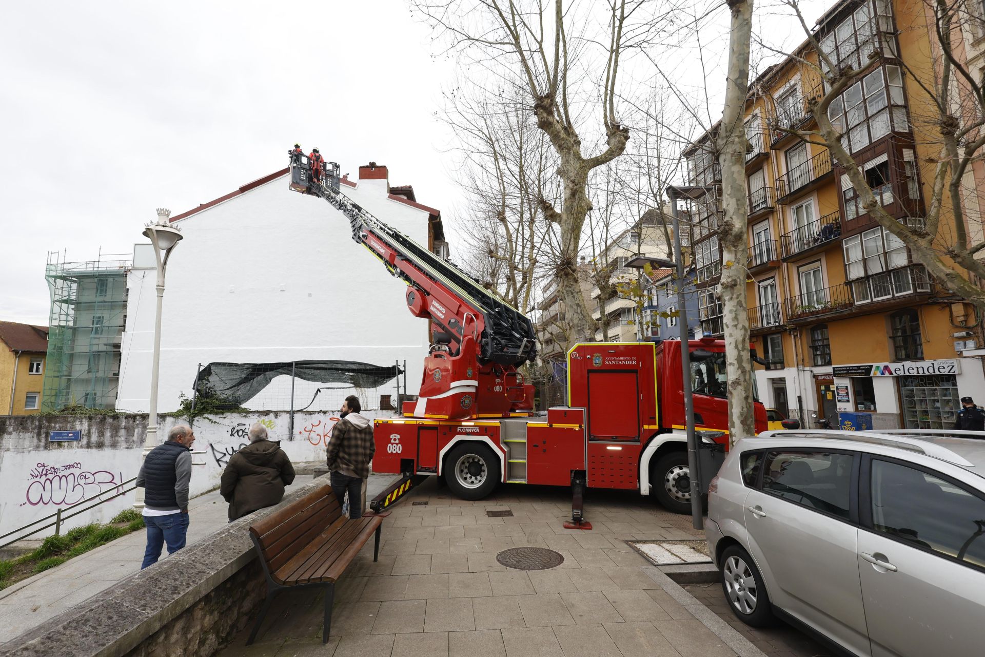 Vecinos miran el trabajo de los bomberos de Santander