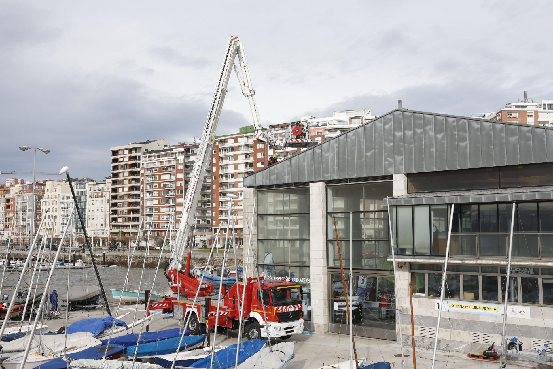 Otra imagen de los trabajos preventivos en el CEAR de Vela