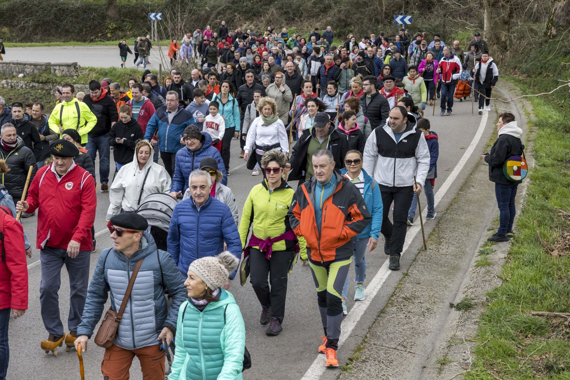 Una nutrida multitud participó este domingo en la subida a La Montaña.