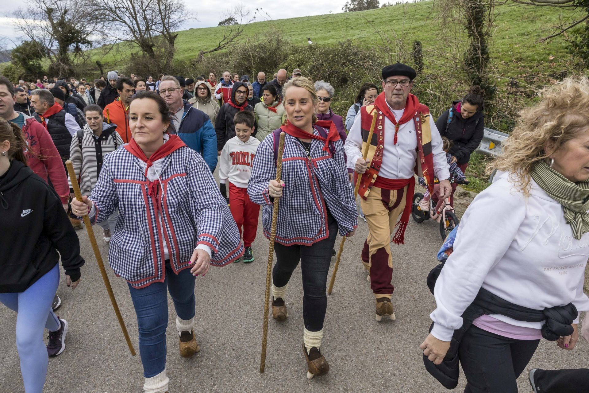 Niños, adultos y mayores se congreraron para celebrar San Blas y subir a La Montaña con sus albarcas.