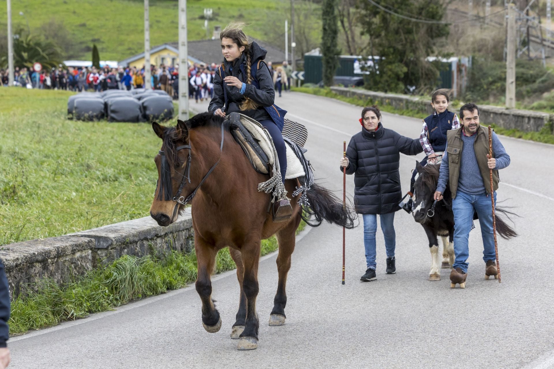 Un grupo de romeros encabezaron la marcha, con caballos.