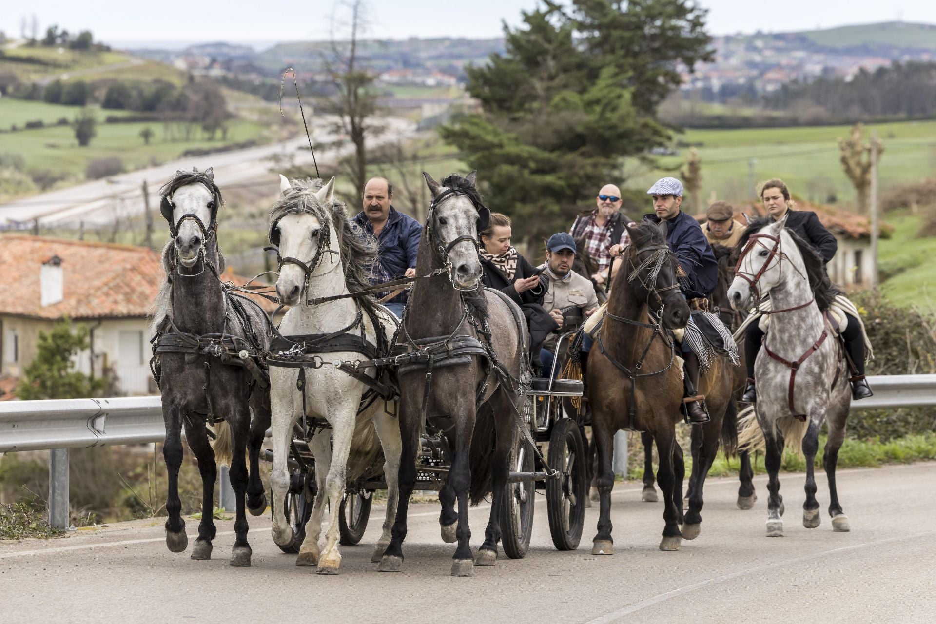 Más romeros con caballos durante la subida a La Montaña.