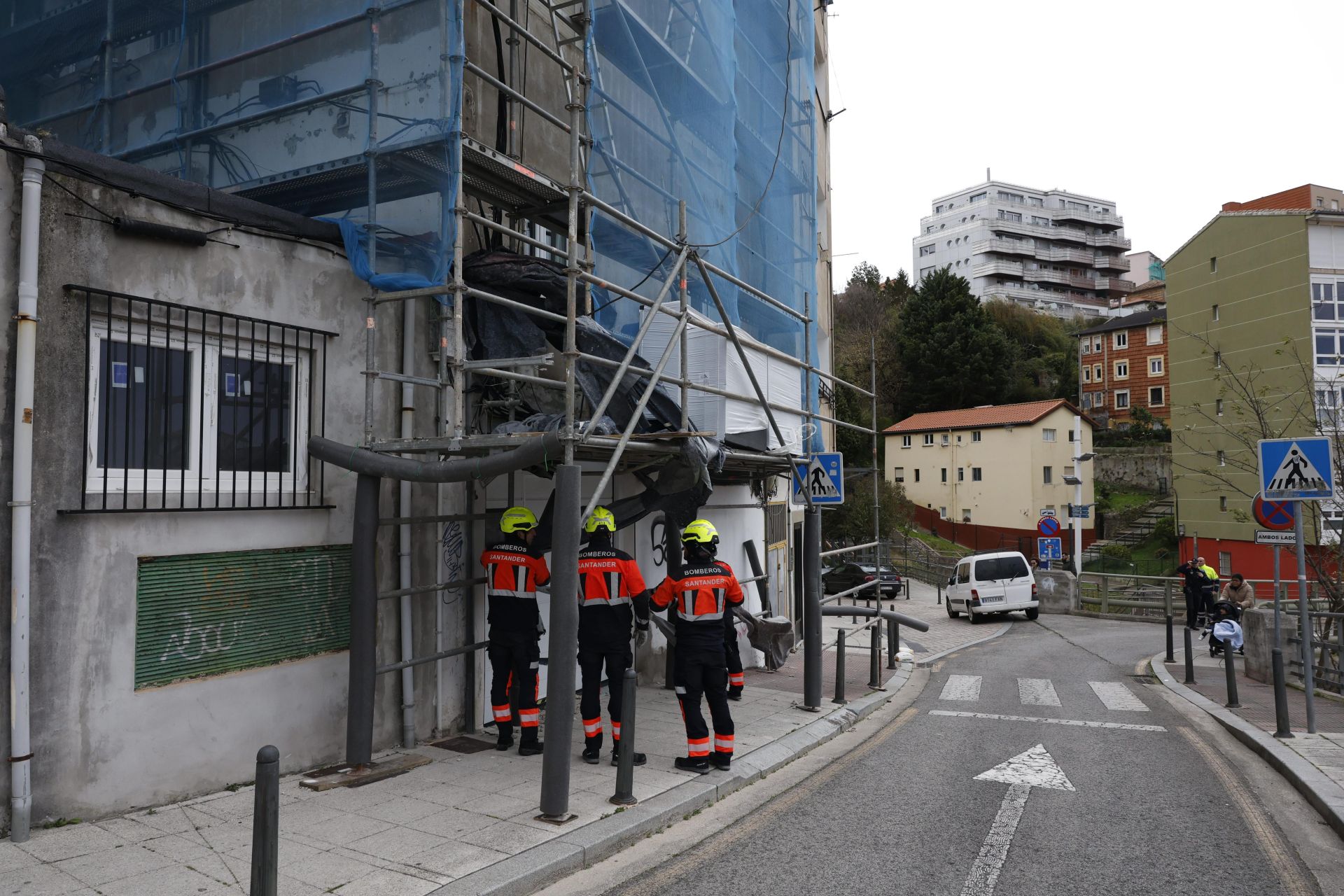 Un andamio con riesgo de desplomarse en Santander