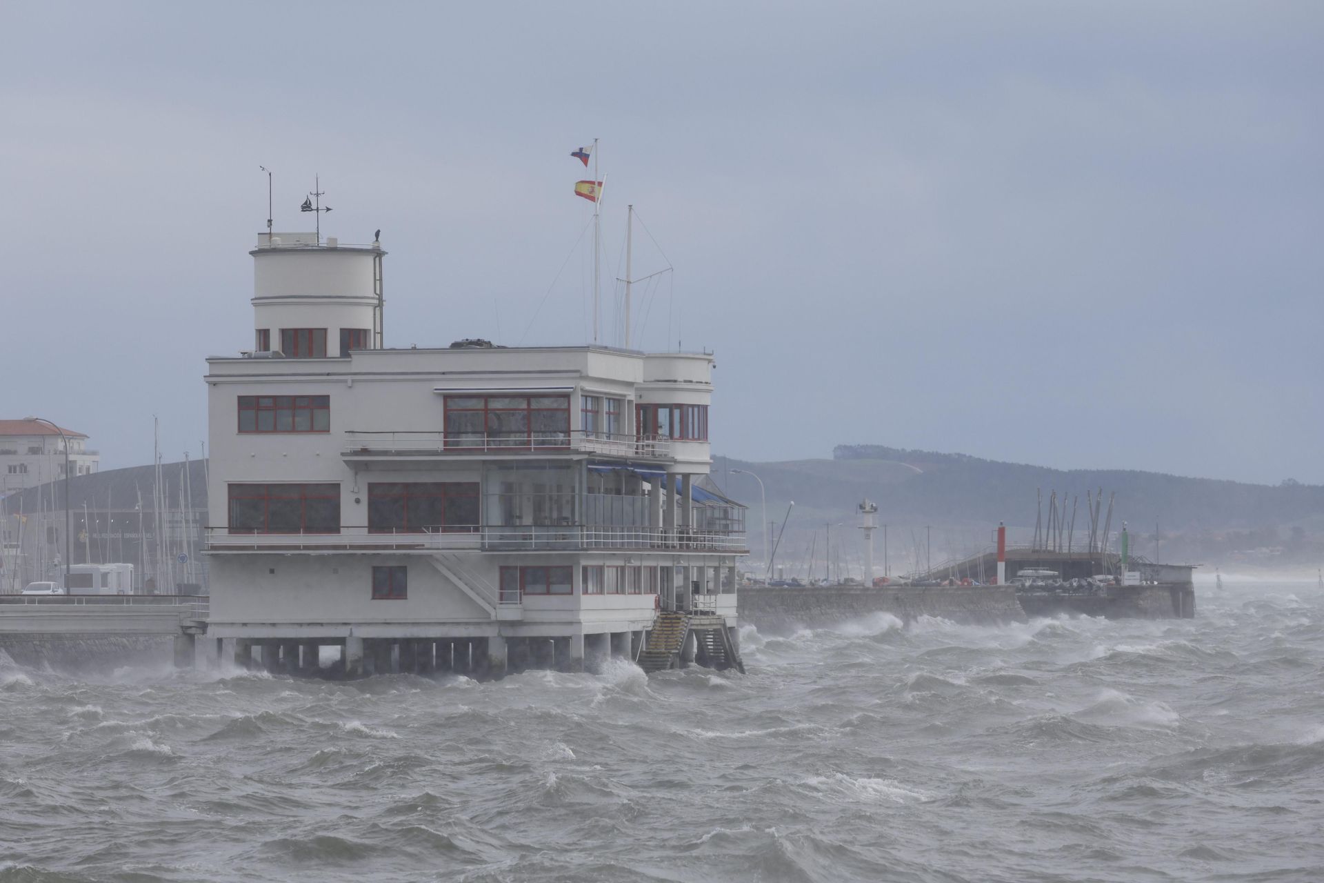 Así de vulnerable parece el Club Marítimo de Santander en medio de un temporal de viento sur