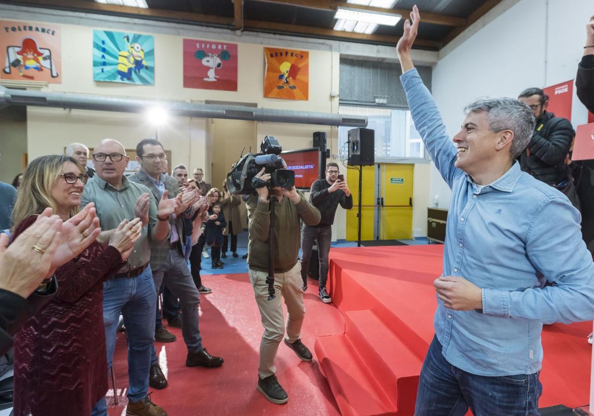 Zuloaga saluda a los militantes en el acto, con la delegada del Gobierno en primera fila.