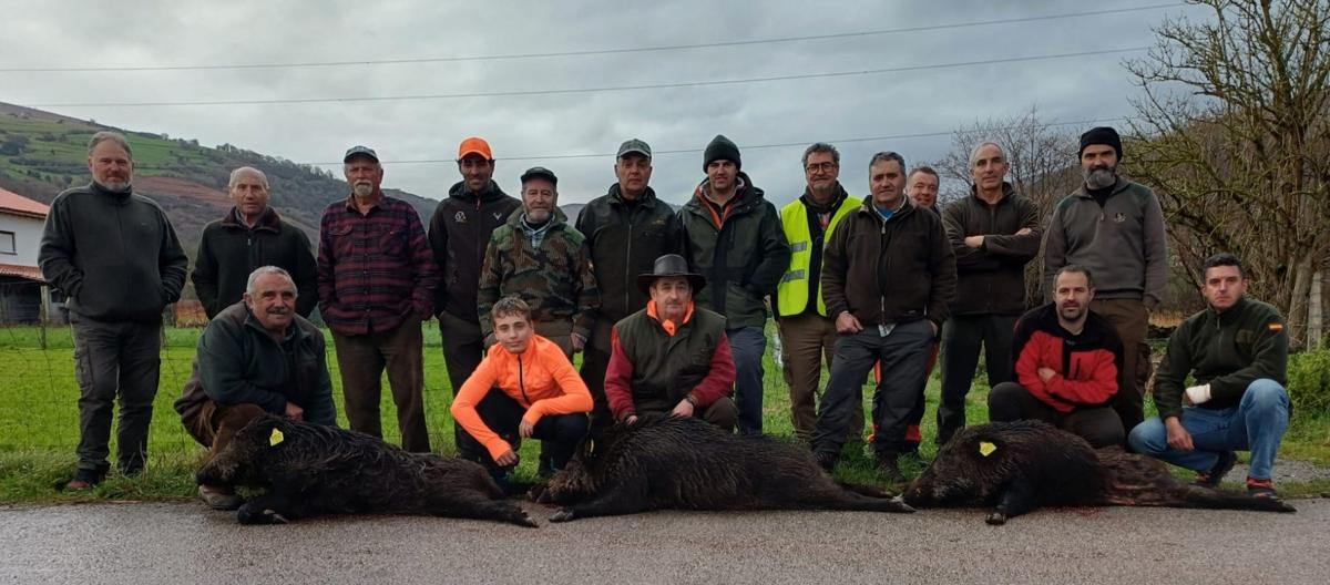 Integrantes de la cuadrilla 93, de Sergio Revuelta, con los tres jabalíes que abatieron en el monte de La Bacera el pasado sábado. dm