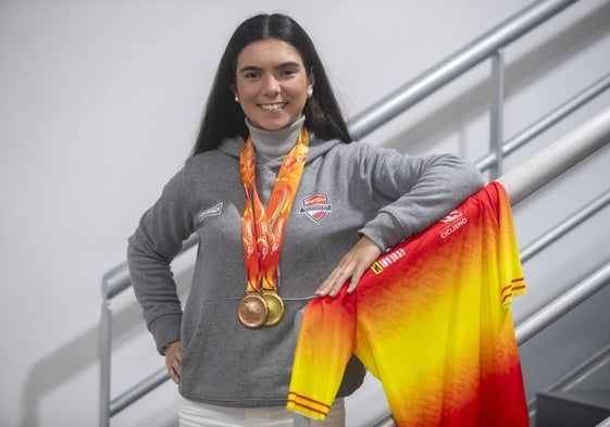 Marta Beti, con su maillot de campeona de España sub-23 de ciclocross y sus medallas, el oro individual y el bronce en el Team Relay.