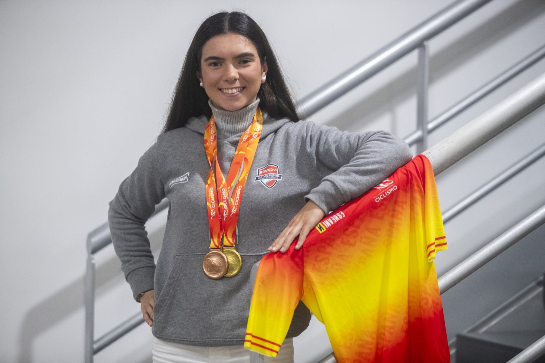 Marta Beti, con su maillot de campeona de España sub-23 de ciclocross y sus medallas, el oro individual y el bronce en el Team Relay.