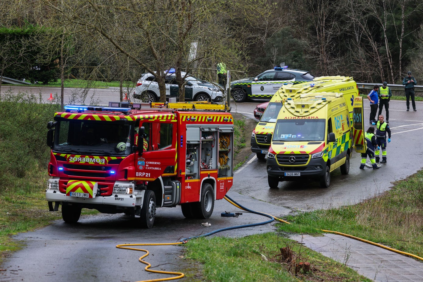 Hasta el lugar también se desplazaron los bomberos de Valdáliga, 061, Policía Local de Val de San Vicente, un técnico de rescate del propio Ejecutivo, carrreteras y técnicos de Adif para revisar la zona.