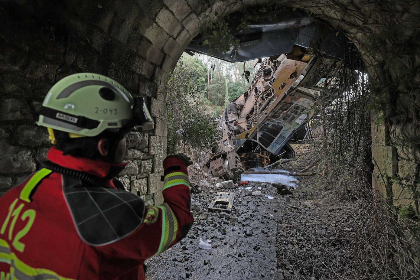 Un bombero explica cómo ocurrió el accidente justo en el túnel bajo el puente.