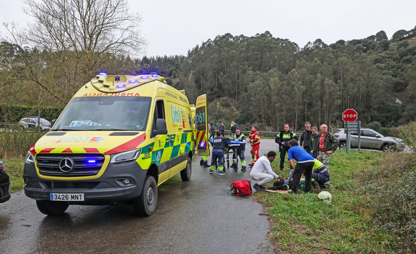 Los equipos de emergencia atienden al herido en la zona. 