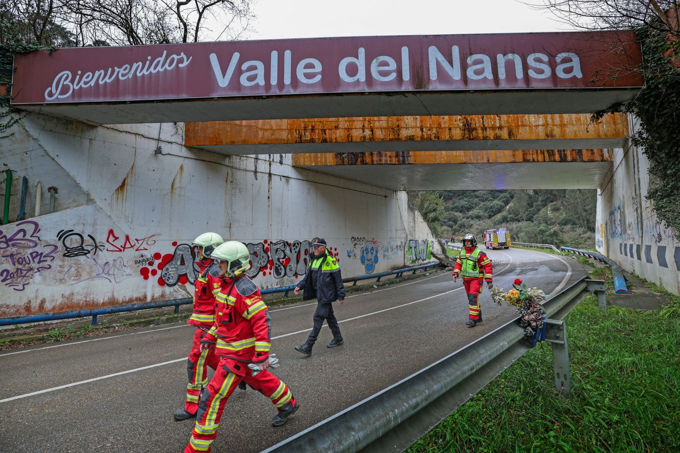 Bomberos y Policía Local en la carretera donde ha tenido lugar el accidente. 