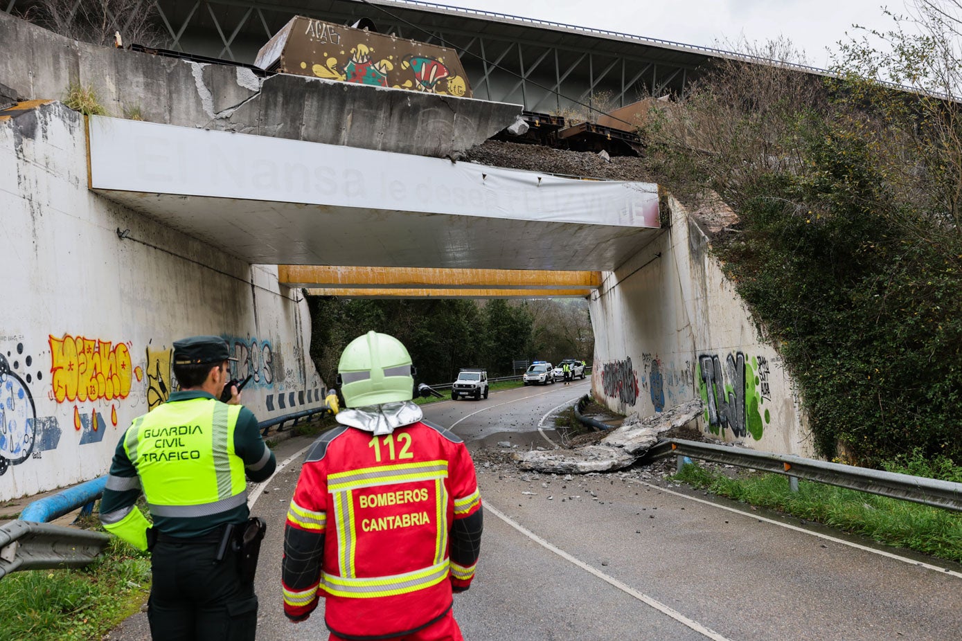 En la carretera autonómica también han caído restos tras el descarrilamiento sobre el puente, poco depués de la estación de Pesués.