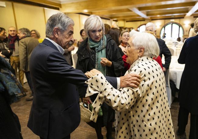 Revilla saluda a Conchita Mantilla en presencia de Aurora Díaz