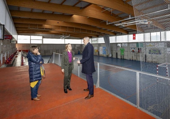 Visita de Urrutia al pabellón polideportivo de San Felices junto al alcalde, José Antonio Cobo.