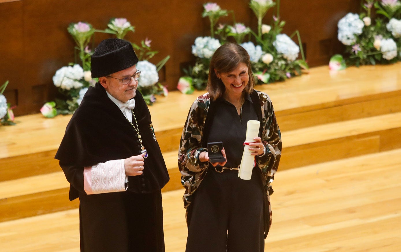 Ángel Pazos y Gemma Castro, directora de la ORI, que ha recibido esta tarde una de las Medallas de Plata de la UC. La otra le ha correspondido al catedrático Javier León. 