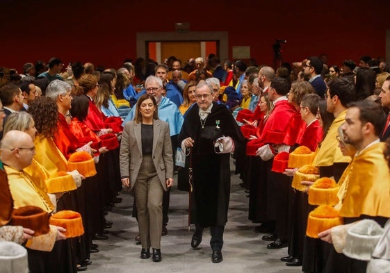 Acompañado por la presidenta, María José Sáenz de Buruaga, Ángel Pazos ha hecho entrada en el Paraninfo de la UC para presidir su último acto solemne como rector de la UC.