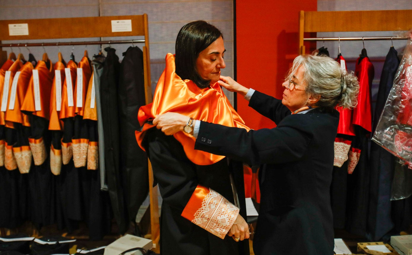 La catedrática y rectora electa de la Universidad de Cantabria, Conchi López, se prepara para participar en el acto en honor a Santo Tomás de Aquino. 