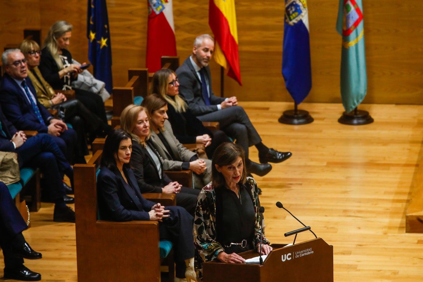 Gemma Castro se dirige a los asistentes al acto. Tras ellas, las autoridades que han asistido al mismo: Gema Igual, María José González Revuelta, María José Sáenz de Buruaga, Eugenia Gómez de Diego y Sergio Silva. 