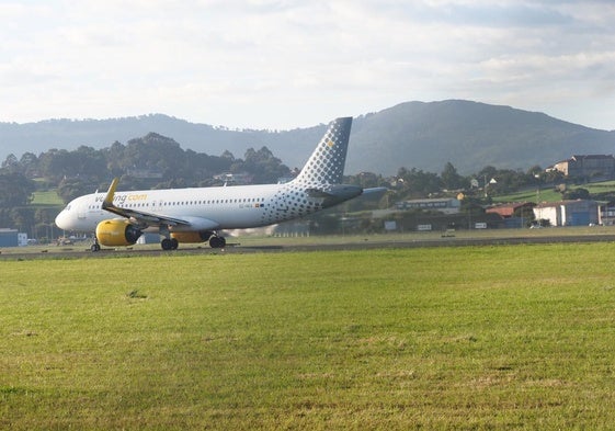 Un avión de Vueling en el Seve Ballesteros.