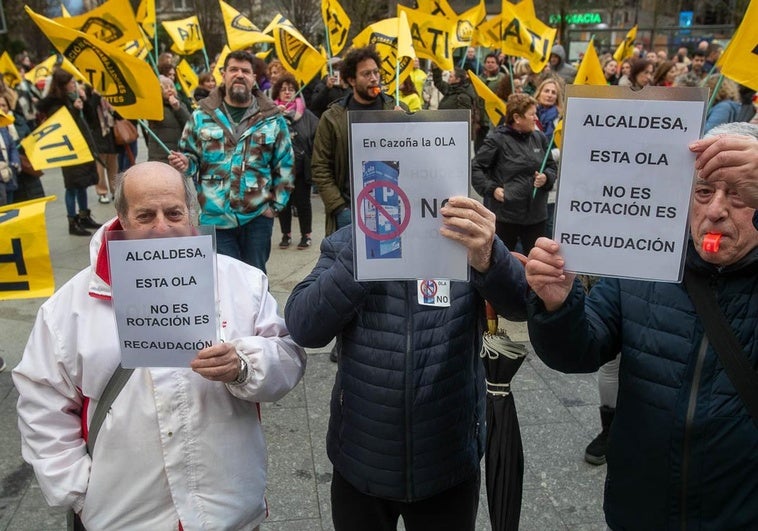 La concentración de este martes contra la OLA de Cazoña.